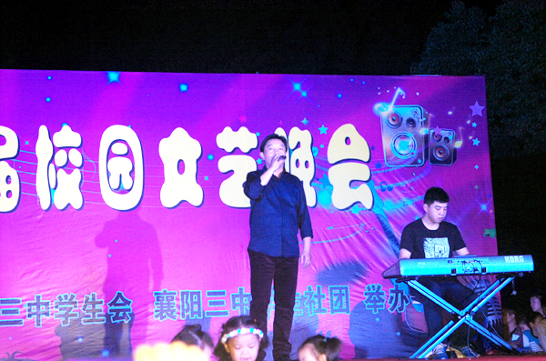 李昱天和家人表演.JPG